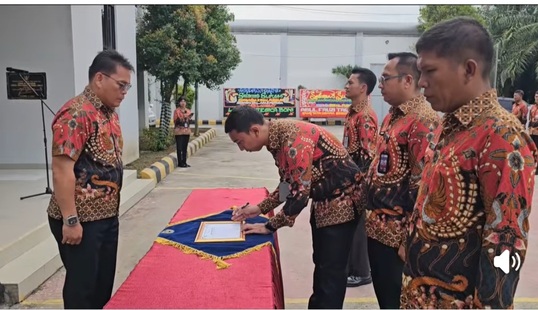 Penandatangan, Jajaran Staf Lapas Pemuda Langkat Terhadap Peredaran Narkoba Dan Hp Ilegal Disaksikan Kalapas Kelas III Pemuda Langkat